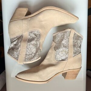 Dolce Vita Glittery Western Beige Ankle‎ Boots in Taupe Size 9